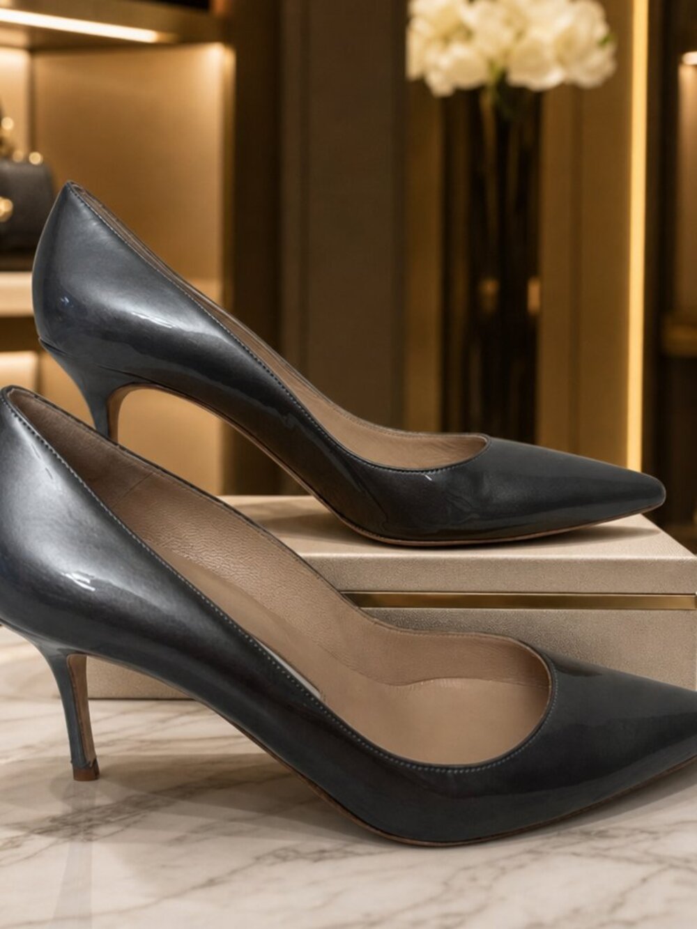 Manolo Blahnik BB 105 Gray Patent Leather Pumps Size 38.5 (8.5)